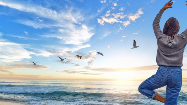 Figura femminile in posizione Yoga in riva al mare - © Pixabay IA.