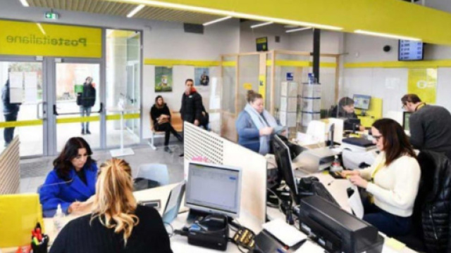 Operatori di sportello in un ufficio postale – © Poste Italiane.