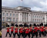 Ozzy Osbourne e le Guardie Reali di Buckingham Palace (© Facebook e Wikimedia Commons)