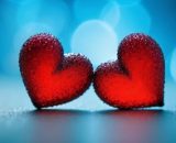 Due cuori vicini (Immagine © Pixabay).