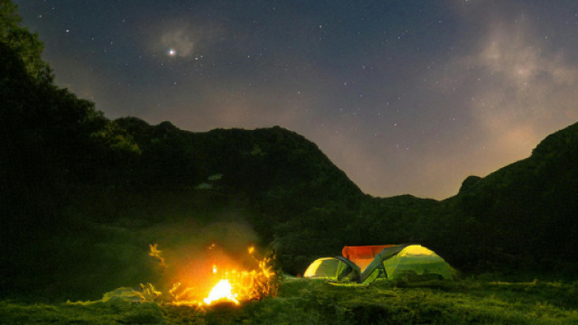 Colline con tende di campeggio e cielo stellato – © Pexels.
