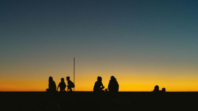 Ombre di persone cielo crepuscolare– © Pexels.