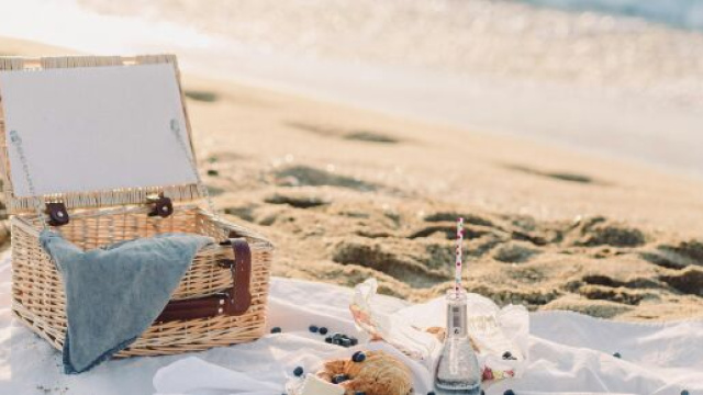 Pic nic sulla spiaggia – © Pexels.