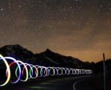 Strada illuminata sotto un cielo stellato (©pixabay.com).