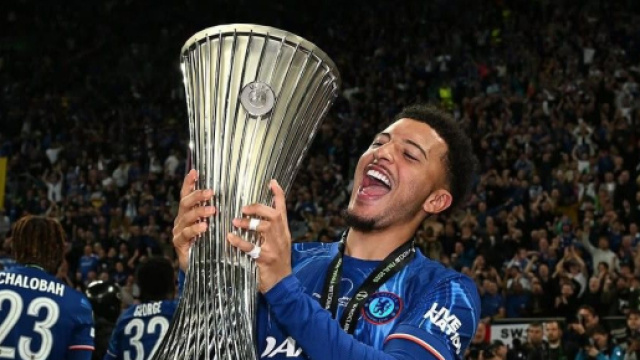 Jadon Sancho mentre solleva l'ultima Conference League © Instagram sancho