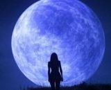Donna che osserva la luna e le stelle dell'oroscopo © Pixabay