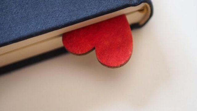 Un libro chiuso con un segnalibro a forma di cuore &copy; Pixabay.