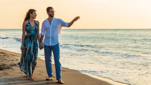 Coppia innamorata passeggia sulla spiaggia – © Pixabay.