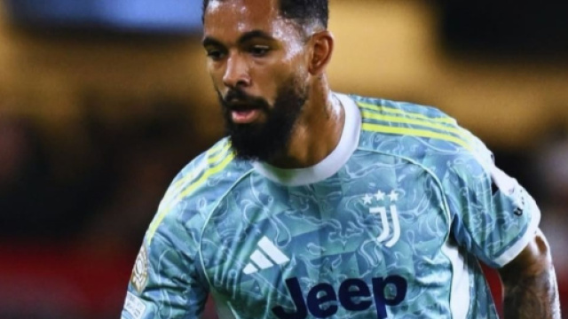 Douglas Luiz, con la maglia della Juventus © Instagram