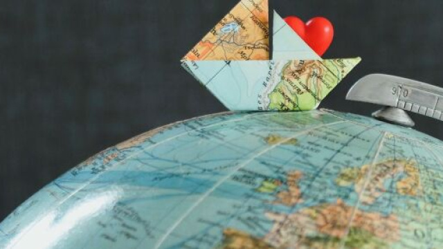 Barchetta di carta su un mappamondo (©pixabay.com).