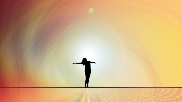 Silhouette di una persona a braccia aperte, simbolo di libertà ed equilibrio – © Pixabay IA.