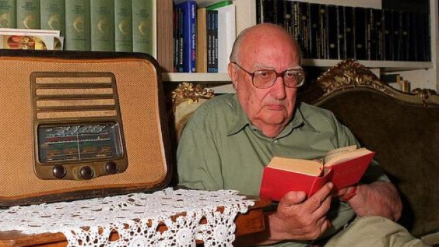 Andrea Camilleri nel 1998 impegnato a leggere © Wikipedia