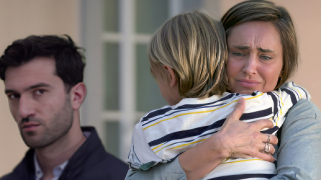 Un posto al sole, sullo sfondo Damiano (Luigi Miele), in primo piano Viola (Ilenia Lazzarin) e Antonio (Eduardo Scafora) © Un Posto al Sole Rai