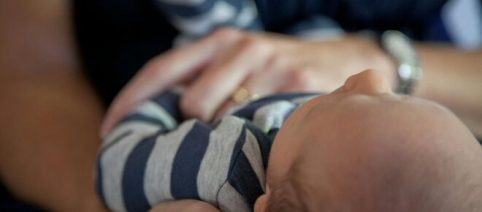 Genitori e bambini, prendere in braccio il neonato non lo vizia