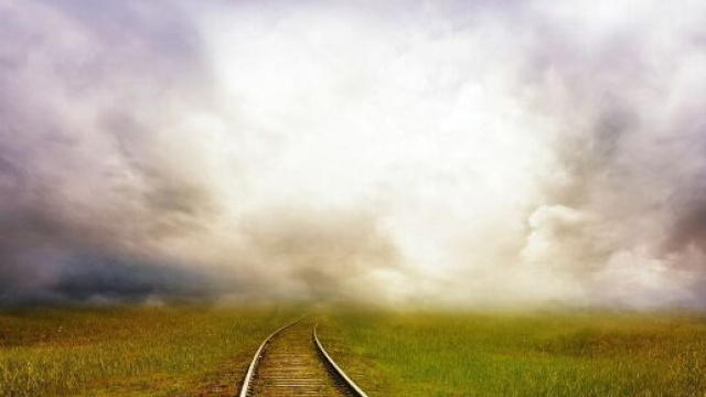 Binario ferroviario verso l'orizzonte (&copy; pixabay.com)