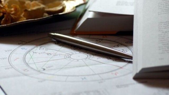 Penna e simboli dei segni zodiacali © Pixabay