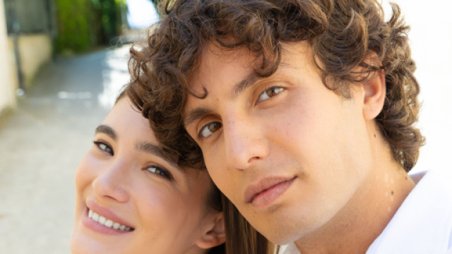 Gli attori di Un Posto al Sole Fabiola Balestriere e Gianluca Spagnoli. © Immagine Rai