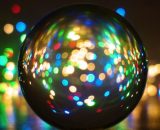 Luci e colori riflessi da una sfera di cristallo - © Pixabay IA.