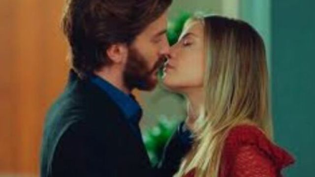 Kemal e Yildiz in una scena di Forbidden Fruit © Mediaset