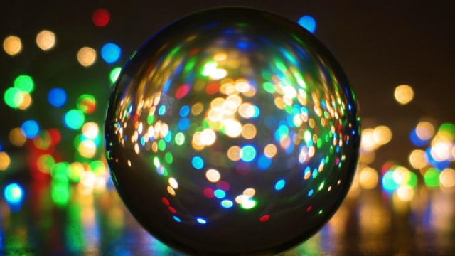 Luci e colori riflessi da una sfera di cristallo - © Pixabay IA.