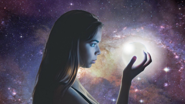 Ragazza fissa una sfera di cristallo lucente - © Pixabay IA.