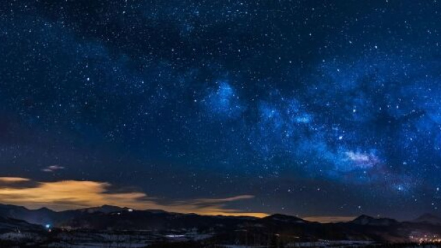 Cielo stellato e monti © Pexels.com