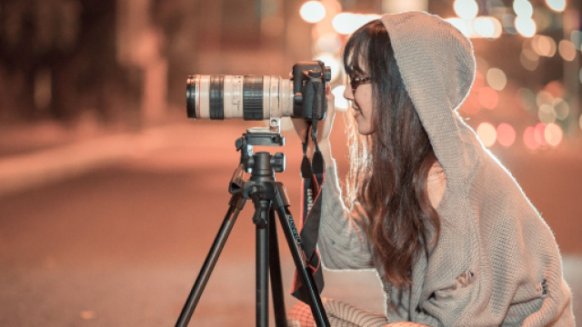 Ragazza pronta a racchiudere l'attimo in una foto - &copy; Pixabay.