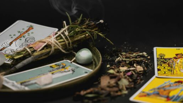 Carte dei tarocchi con Palo Santo-© Pexels.