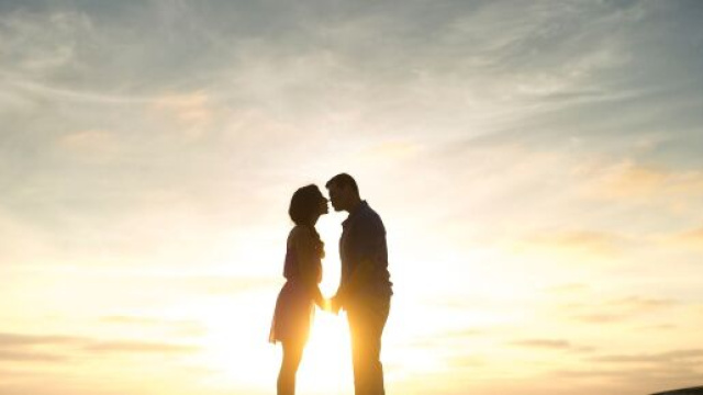 Coppia innamorata con tramonto - © Pixabay.