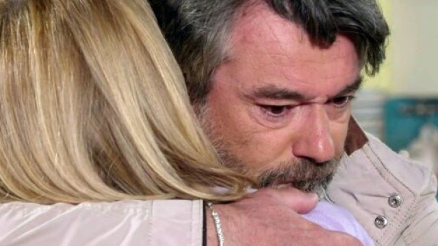 Michele Saviani (Alberto Rossi) abbraccia Silvia Graziani (Luisa Amatucci) © Un Posto al Sole Rai