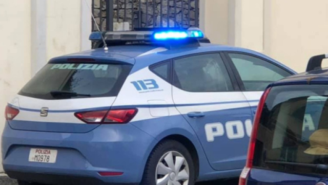 Auto della Polizia di Stato – © Facebook / Polizia di Stato.