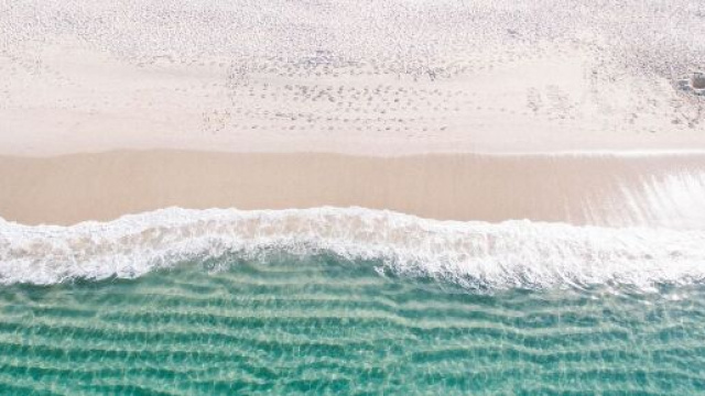 Onde del mare si infrangono sulla spiaggia © Pixabay