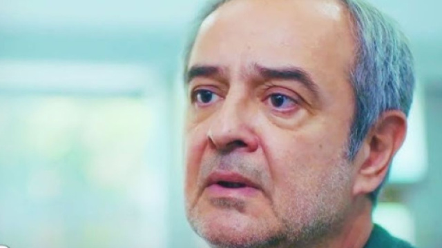 Şerif Erol (Enver) in una scena. Screenshot © La forza di una donna.