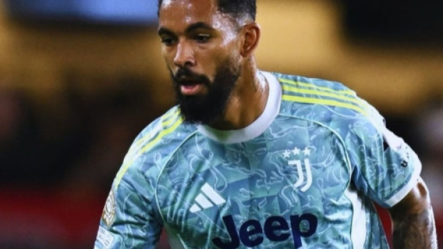 Douglas Luiz, con la maglia della Juventus © Instagram