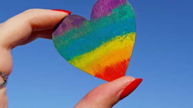 Cuore arcobaleno in una mano © Pexels.com