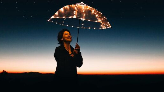 Donna con un ombrello sotto un cielo stellato (©pixabay)