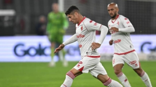 Giacomo Manzari con la maglia del Bari © Instagram
