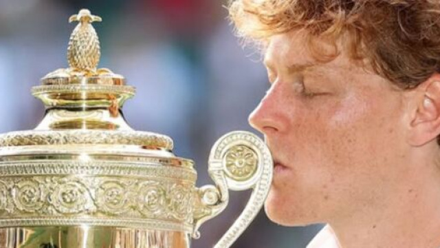 Jannik Sinner con il trofeo di Wimbledon © Instagram