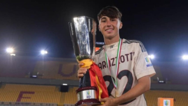 Fabrizio Marazzotti con la maglia della Primavera della Roma - © Instagram / Fabrizio Marazzotti