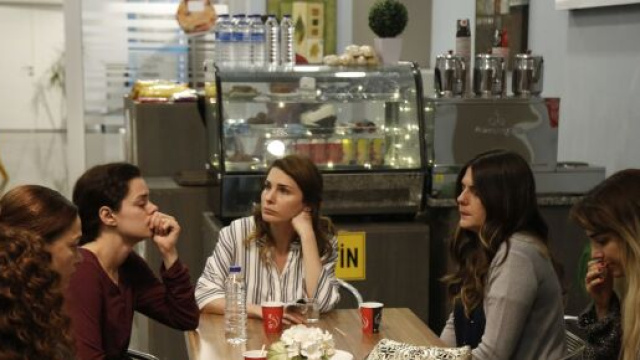 Bennu Yıldırımlar (Hatice Sarıkadı), Özge Özpirinçci (Bahar Çesmeli), Ece Özdikici (Jale Demir), Ayça Erturan (Yeliz Ünsal). © Immagine Mediaset.