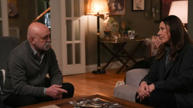 Ercan Kesal (Sezai) e Vahide Perçin (Güzide Yenersoy) in una posa di Tradimento. © Immagine Mediaset