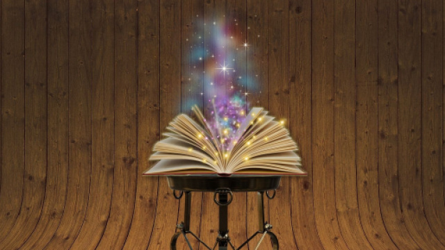 Libro aperto con scintille di luce, simbolo di conoscenza e ispirazione &ndash; &copy; Pixabay IA.