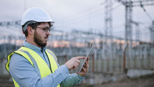 Addetto alla rete elettrica Enel - © sito web Enel