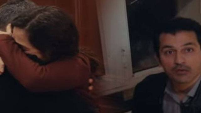 Bahar abbraccia Sarp sotto gli occhi di Arif. Screenshot La forza di una donna © Canale 5