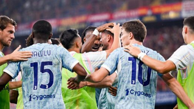 I calciatori della Juventus si abbracciano dopo un gol &copy; X/Juventus FC