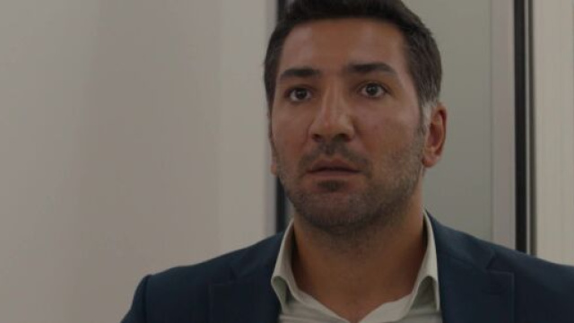Kahraman in una scena di Tradimento – © Mediaset.
