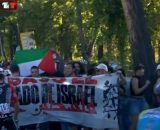 Le proteste nella tappa di Madrid della Vuelta Espana - © Screenshot Eurosport