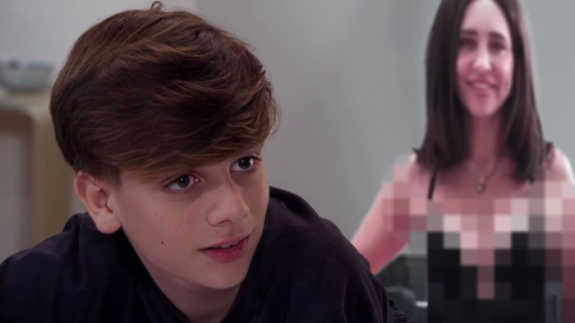 In primo piano Matteo Basile (Andrea Matrone), sullo sfondo Viola Bruni (Ilenia Lazzarin) © Un Posto al Sole Rai.png