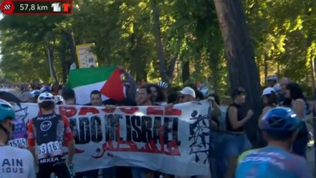 Le proteste nella tappa di Madrid della Vuelta Espana - © Screenshot Eurosport
