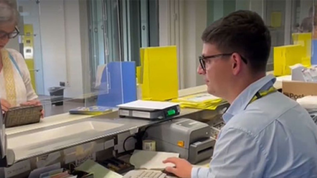 Operatore di sportello Poste Italiane - &copy; Poste italiane